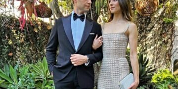 Ѕвездата од популарната серија „Suits“ објави гола фотографија од неговата сопруга: Среќен роденден