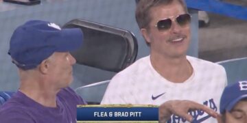 (Фото) Бред Пит изненади со нов изглед на бејзбол натпревар