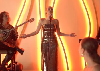 (Видео) Разиграна љубовна носталгија е „Магија“ на Бузуки бенд