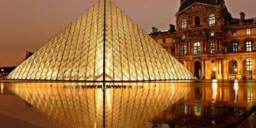 Обезбедувањето им ја прекинало „бербата“ на крадците во Лувр, планирале да украдат повеќе, но принудени биле да бегаат со раце полни кралски накит