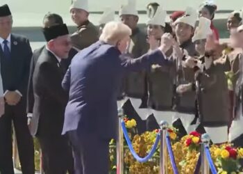 (Видео) Политиката на пауза, време е за танц: Трамп се забавуваше со локалците во Малезија