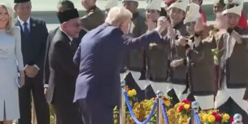 (Видео) Политиката на пауза, време е за танц: Трамп се забавуваше со локалците во Малезија