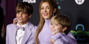 Шакира модно усогласена со своите синови на филмска премиера