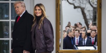 (Видео) Модниот спектакл на Меланија Трамп: Никој не го очекуваше овој спој