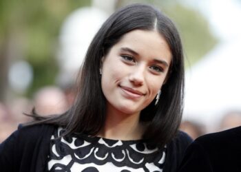 (Фото) Никој не го очекуваше ова од скромната убавица: Ги сруши сите митови со фотографија во топлес