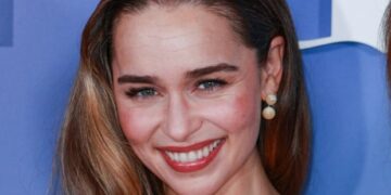 (Фото) Емили Кларк воодушеви во проѕирен фустан на првиот црвен тепих по една година