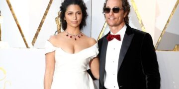 (Фото) Сопругата на Метју Меконахи покажа како тој изгледа без маица на 56 години