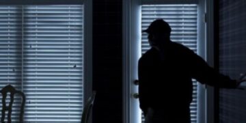 Се уморил од грабежот: крадец провалил во стан во Русија, а потоа заспал во него