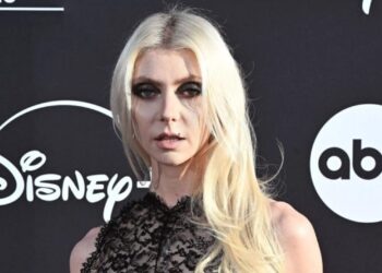 (Фото) Проѕирен фустан, без градник: Ѕвездата од „Gossip Girl“ во драматична комбинација на црвениот тепих