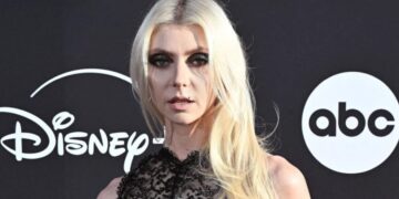 (Фото) Проѕирен фустан, без градник: Ѕвездата од „Gossip Girl“ во драматична комбинација на црвениот тепих