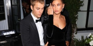 (Фото) Хејли Бибер во тесно бикини го полуде Џастин Бибер