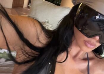 Ким Кардашијан објави нови фотографии во бикини: облините во преден план