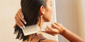 Шампоните со кофеин станаа хит за погуста коса, што велат експертите