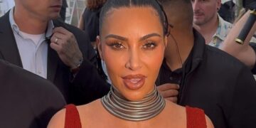 (Фото) Никој не може да ја погледне во очи: Ким Кардашијан со предизвикувачко деколте