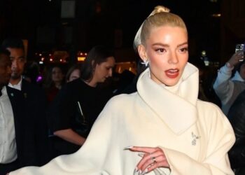 (Фото) Крие магија под капутот: една од најубавите жени во најкраткото фустанче досега