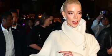 (Фото) Крие магија под капутот: една од најубавите жени во најкраткото фустанче досега