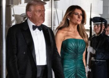 (Фото) Меланија Трамп воодишеви во гламурозна креација во боја на смарагд