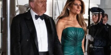 (Фото) Меланија Трамп воодишеви во гламурозна креација во боја на смарагд