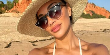 (Фото) Најзгодната жена на светот повторно е разголена: „Се надевам дека никогаш повеќе нема да носиш облека“