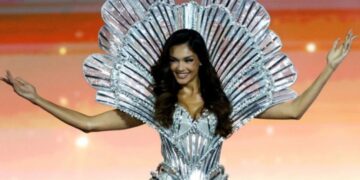 (Видео) За хрватската претсавничка на Мис Универзум веќе велат дека е победничка: прошета во бикини, а потоа во црвен фустан, сите зборуваат за неа