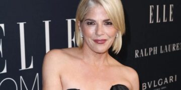 (Фото) Поминала низ пекол поради погрешна дијагноза, но сепак има насмевка: познатата русокоса блеска