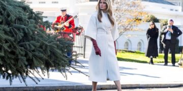 (Фото/Видео) Започна празничната сезона во Белата куќа, Меланија ја пречека новогодишната елка