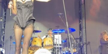 (Видео) Северина падна на бина на концертот во Загреб