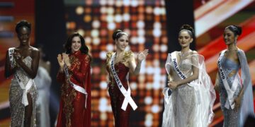 Членка на жирито oбјави фотографија од Мис Тајланд со порака: „Мојата победничка!“