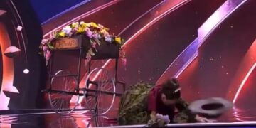 (Видео) Британската мисица падна на сцената на Мис Универзум