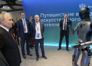 (Видео) Робот застана пред Путин, па рече: „Пуштете ја мојата омилена песна“ и почна да танцува