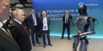 (Видео) „Моето име е Грин“: Првиот руски робот со вештачка интелигенција танцуваше пред Путин