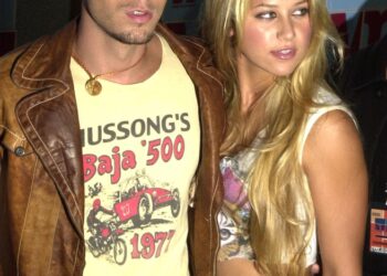 Енрике Иглесијас и Ана Курникова го добија четвртото дете, објавија фотографија