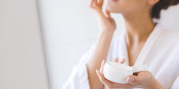 Поради оваа грешка за време на негата на лицето изгледаме постари