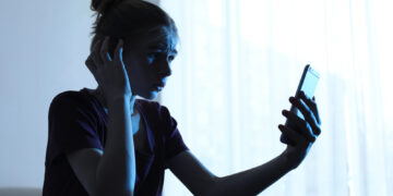 Давањето мобилни телефони на деца пред 13-годишна возраст може да биде особено опасно