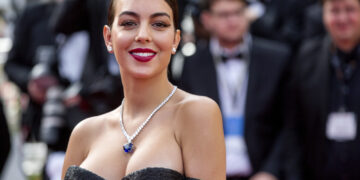 Луксуз и елеганција: Џорџина Родригез блесна во Дубаи во тесен црн фустан