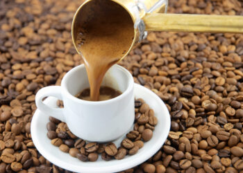 Дали пиете кафе на празен стомак? Еве што треба да знаете
