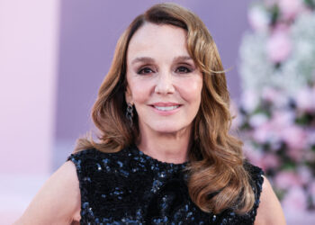 (Видео) Ѕвездата од серијата „Емили во Париз“ залуде со својот изглед: „И таа има 62 години?“