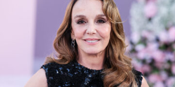 (Видео) Ѕвездата од серијата „Емили во Париз“ залуде со својот изглед: „И таа има 62 години?“