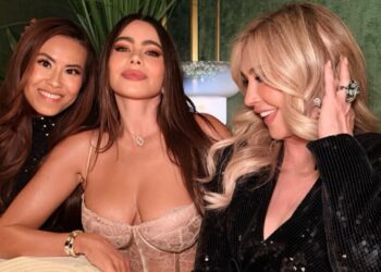 (Фото) Нека следната година биде добра како празничното деколте на Софија Вергара