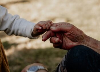 Која баба детето ја сака повеќе – бабата од мајчина или од таткова страна?