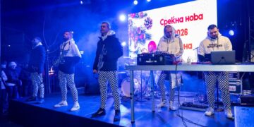 (Фото) Предновогодишна забава „Вечер под ѕвездите“ во Центар: Боемска преполна со расположени скопјани