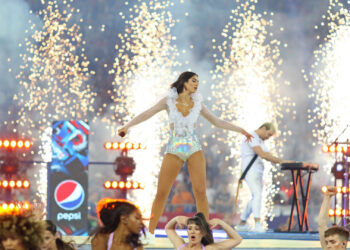 (Фото) Вистинска убавица: Минијатурното бикини ги откри сите нејзини атрибути