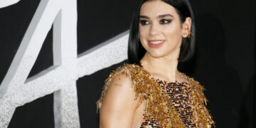 (Фото) Дуа Липа ги покажа своите кулинарски вештини, но нејзиниот секси стајлинг ја однесе победата