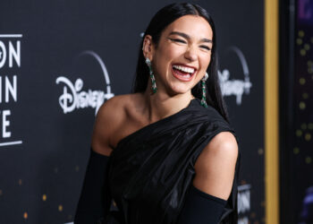 (Фото) Повторно облече проѕирна кошула и покажа сè: „Вистинска бомба“