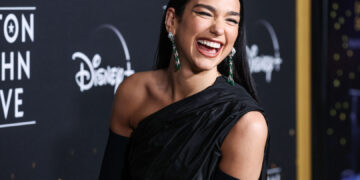 (Фото) Повторно облече проѕирна кошула и покажа сè: „Вистинска бомба“