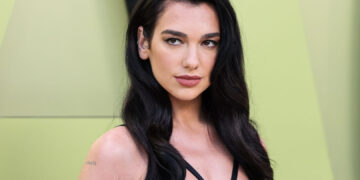 (Фото) Дуа Липа го враќа трендот „логоманија“