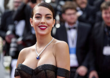 (Видео) Телохранителите на Георгина Родригез знаат одличен трик како да ја заштитат од љубопитни фотографи