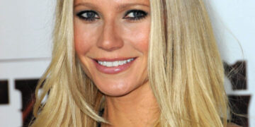 (Видео) Во фустанот на нејзината мајка од 1996 година, таа покажа дека е најубавото бебе на познати личности