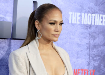 Кога филтрите одат предалеку: телефонот на Џенифер Лопез се стопи