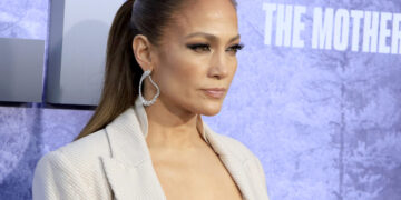 Кога филтрите одат предалеку: телефонот на Џенифер Лопез се стопи